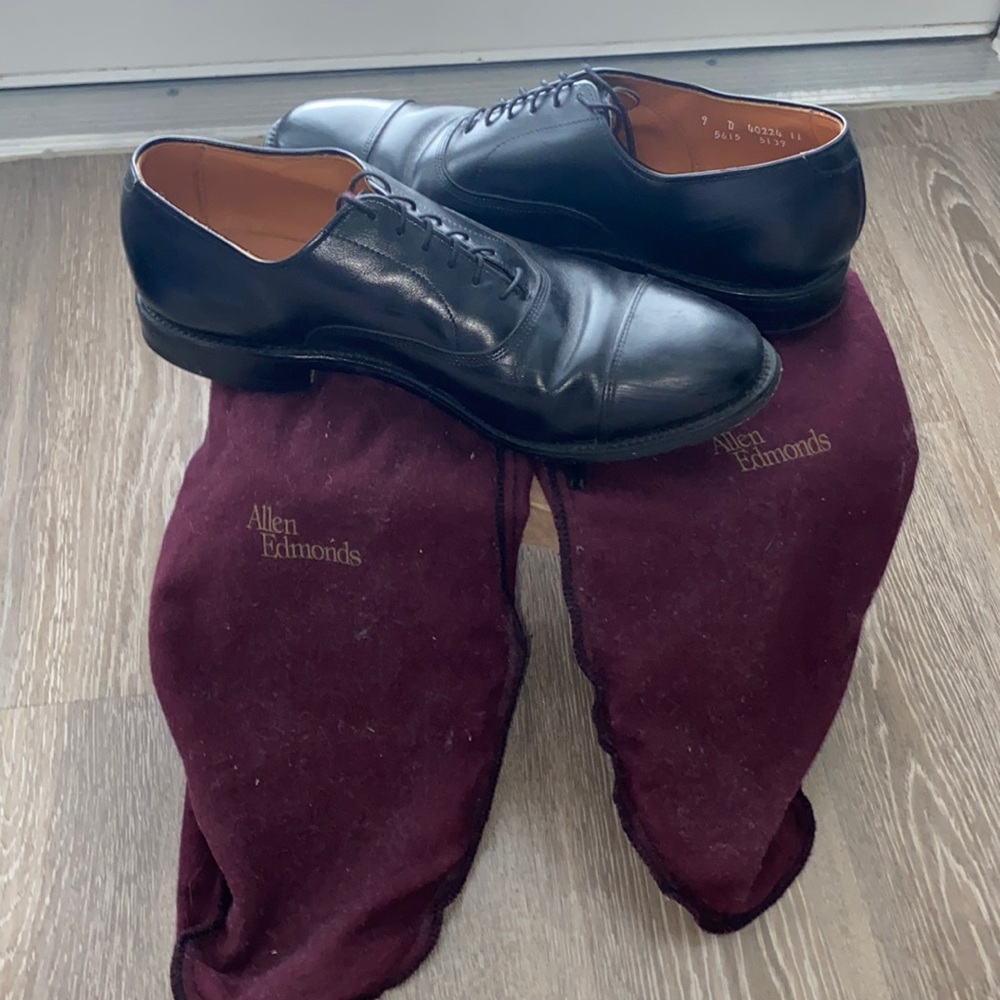 Allen Edmonds park avenue mens shoes with 2 protective shoe dust covers